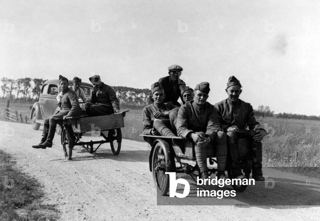 Demobilised Dutch prisoners in the Netherlands, 1940 (b/w photo)