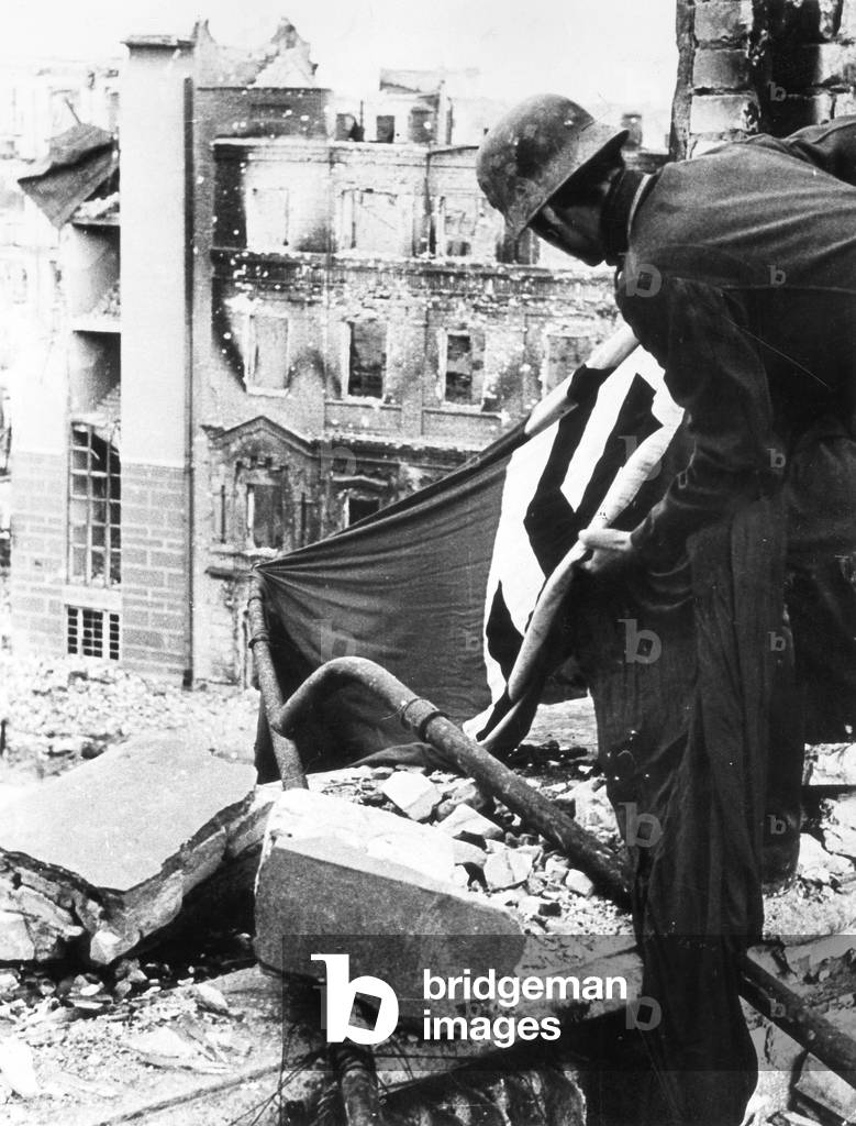 A German soldier in Stalingrad, 1942 (b/w photo)