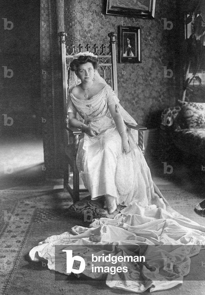 Dora von Specht, 1913 (b/w photo)