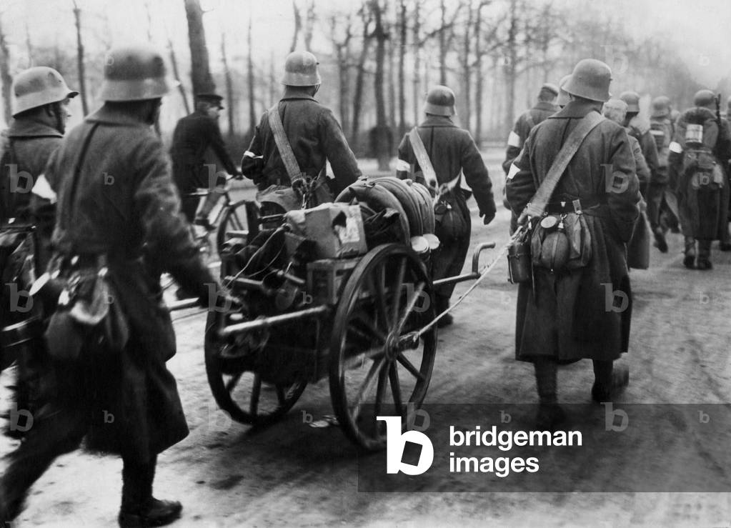 Government troops in the Kleiner Tiergarten, 1919 (b/w photo)