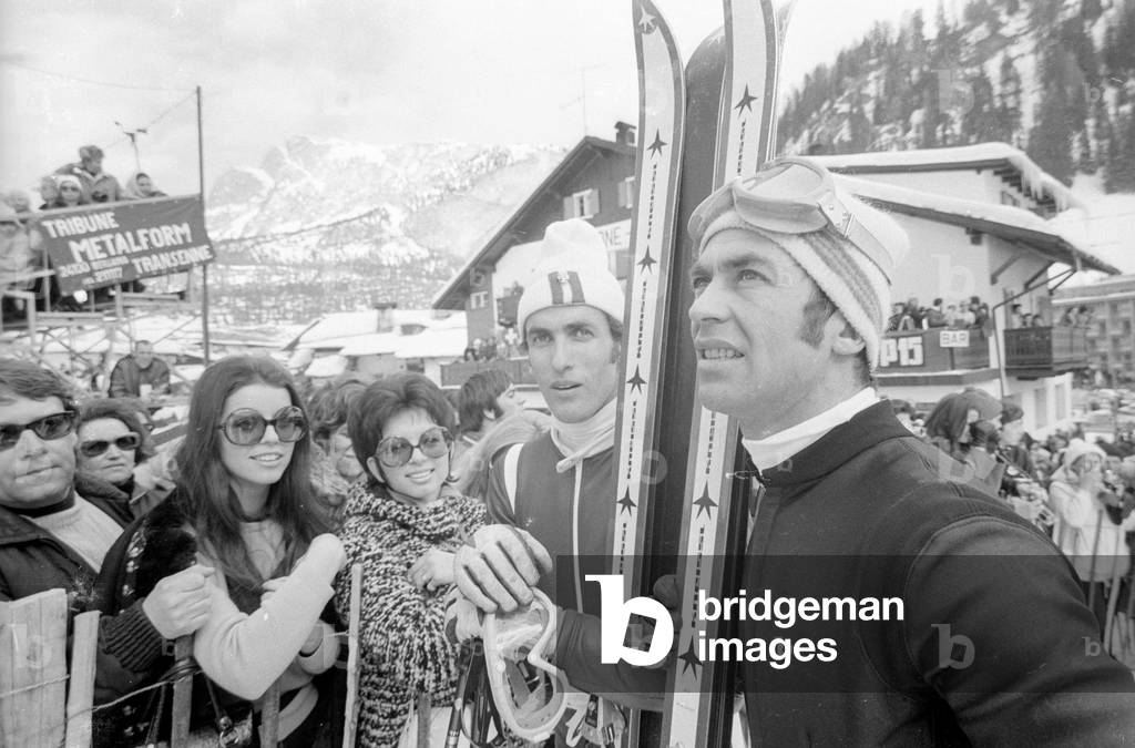 Ski athletes and fans at the Alpine World Ski Championships in Val Gardena, 1970 (b/w photo)