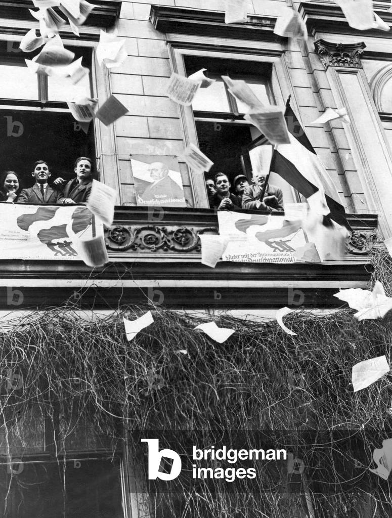 Supporters of the German National People's Party throw flyers out of the windows, 1932