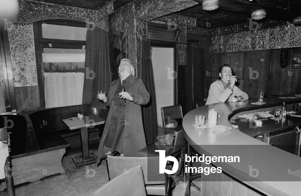 Visitors of a night club in St. Pauli (b/w photo)