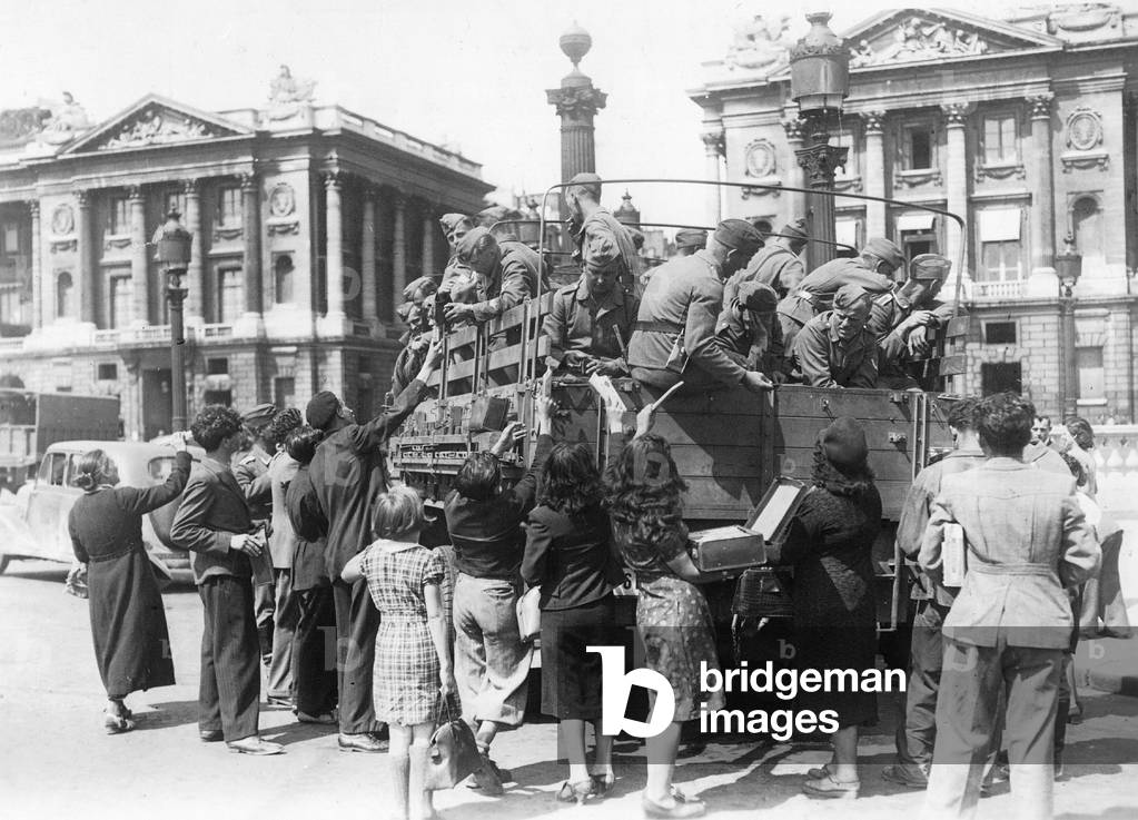 French sell souvenirs to German soldiers, 1940 (b/w photo)