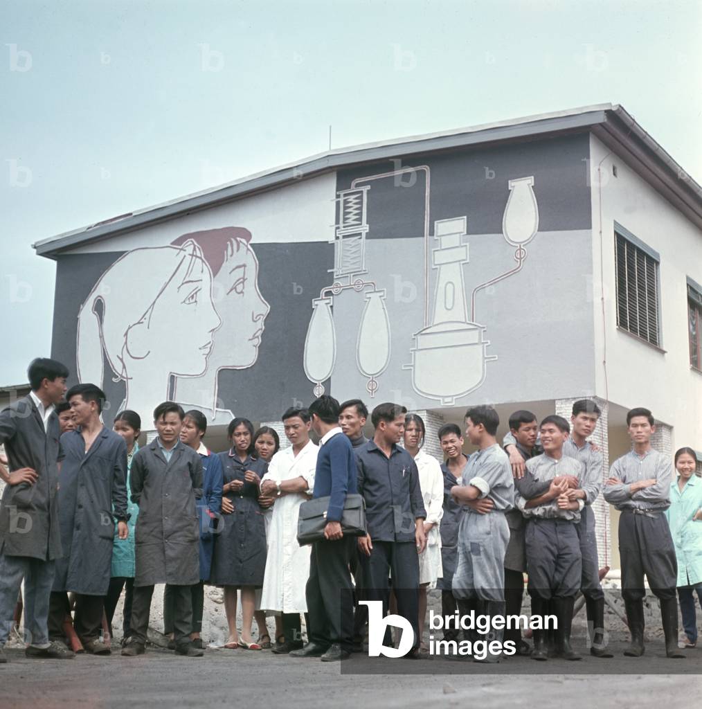 Vietnamese trainees in front of the buildings of the VEB Berlin-Chemie, where they complete their training, 1971 (photo)