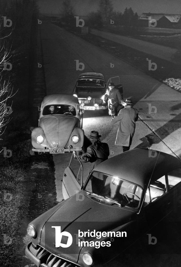 Reconstruction of a robbery, 1954 (b/w photo)