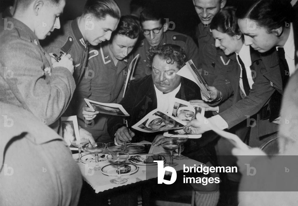 Heinrich George signs autographs, 1941 (b/w photo)