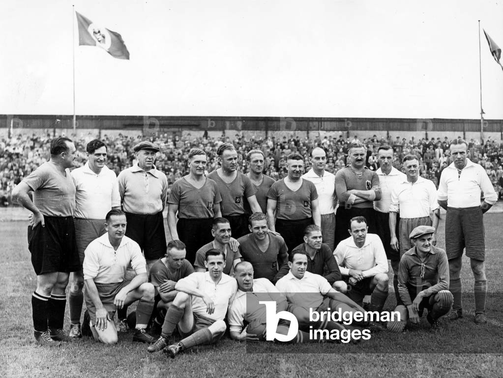Soccer: Teams of the 1st soccer clubs Nuremberg and von Herta BSC, 1940 (b/w photo)