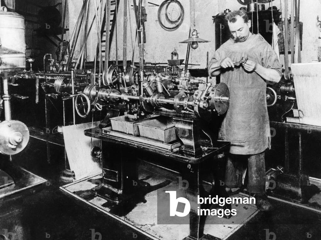 Automatic screwing bench, 1904 (b/w photo)