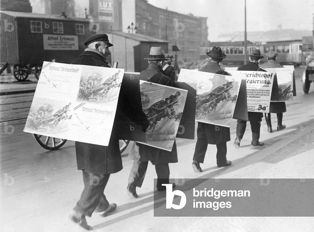 Propaganda for the plebiscite against the Young plan, 1929 (b/w photo)