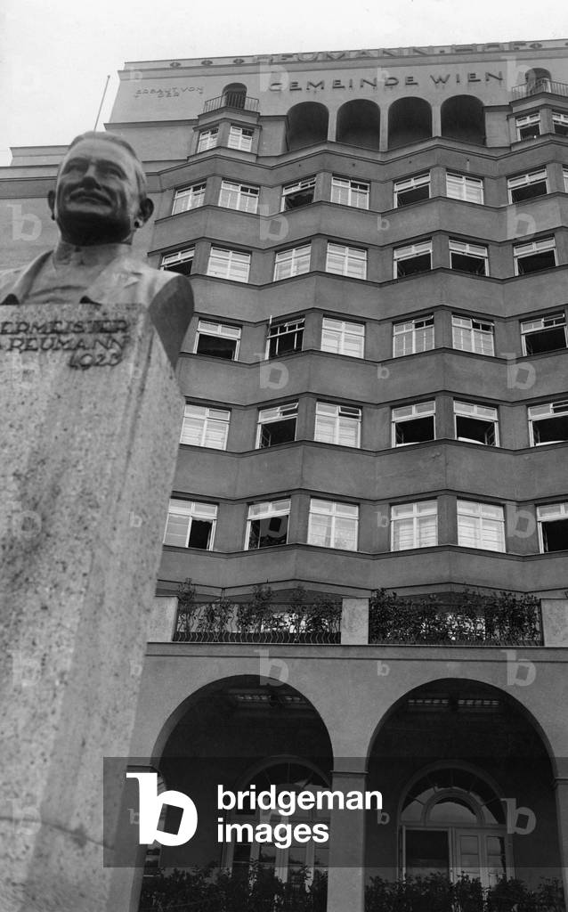 The Gemeindebau (municipal tenement complex) Reumanhof in Vienna, 1932 (b/w photo)