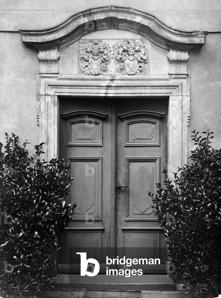 Entry to the palace at Schoenhausen, 1933 (b/w photo)