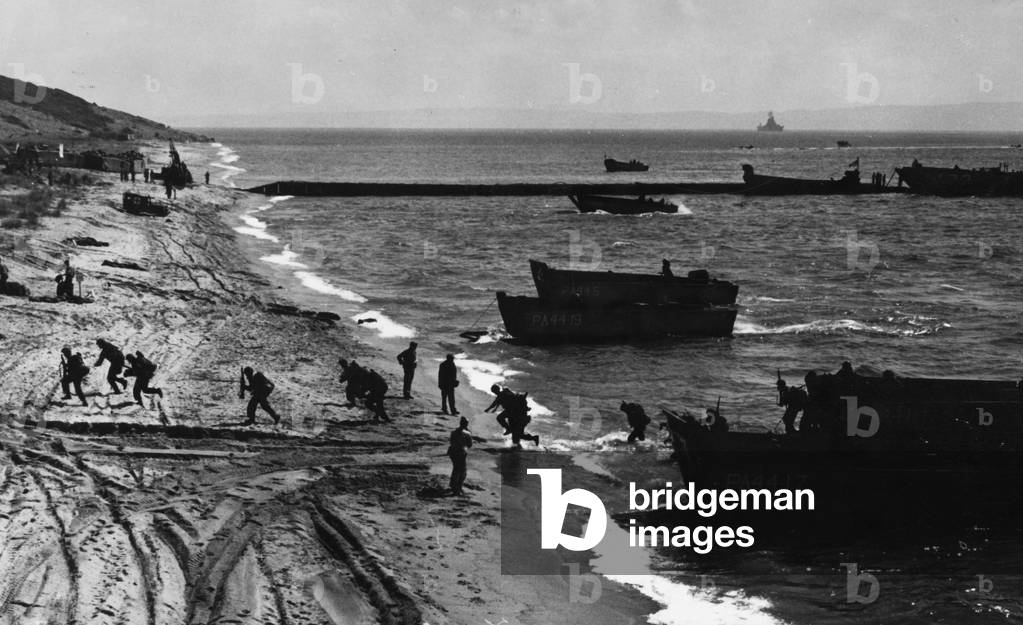 American soldiers during a landing exercise on the Turkish coast, 1957 (b/w photo)