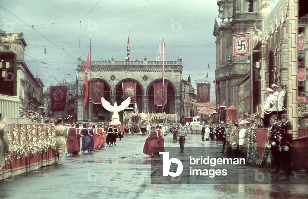 Move to the 'Day of German Art' in front of the Feldherrnhalle (photo)