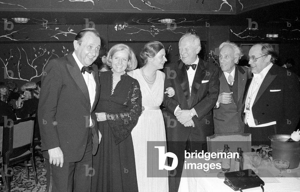 Group photo with winners of the Karl Valentin Order, 1982 (b/w photo)