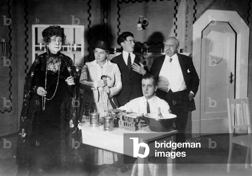 Scene from the comedy 'The principle' by Hermann Bahr, 1923 (b/w photo)