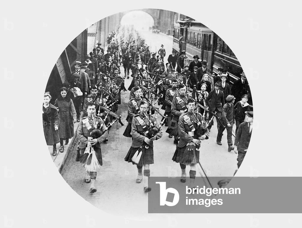 Scottish military band in Cologne, 1919 (b/w photo)