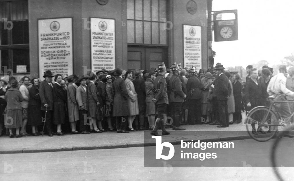Crowd at the Frankfurter Sparkasse, 1931