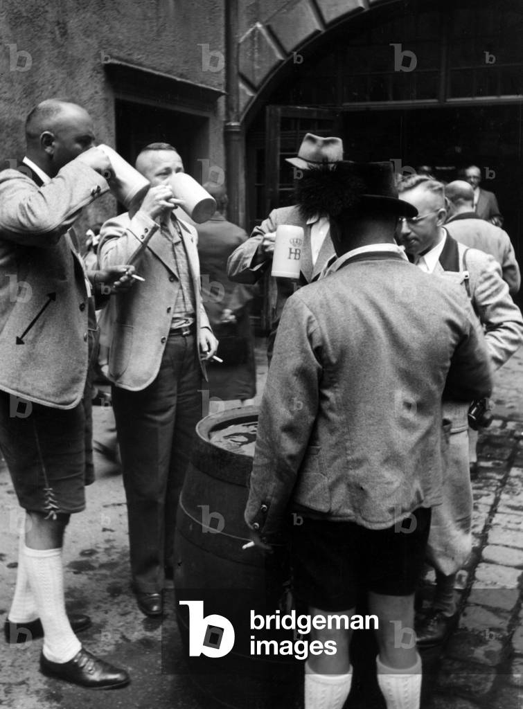 Stand-up do in the yard of the Hofbraeuhaus, 1938 (b/w photo)