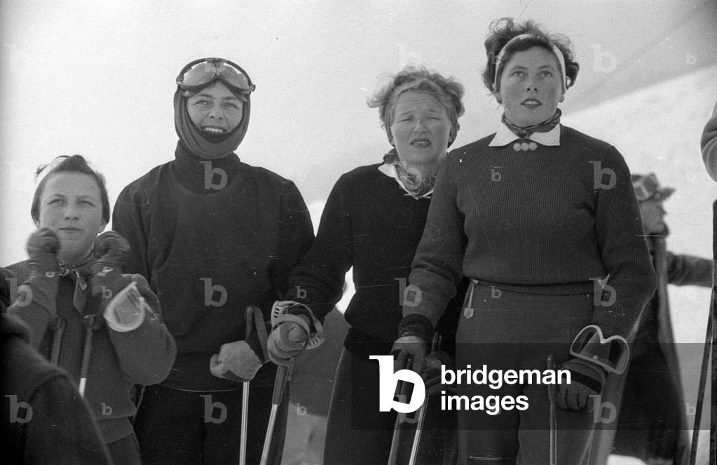 Skiers encourage their team colleagues, 1954 (b/w photo)
