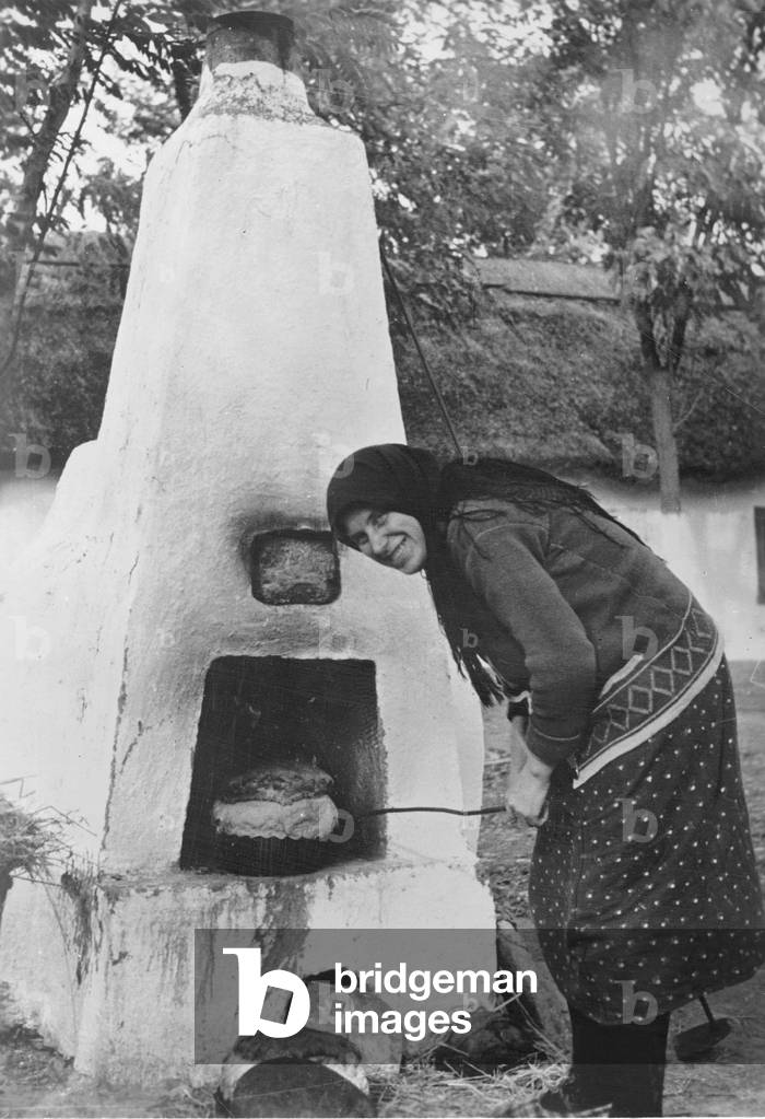 Romanian German baking bread, 1940 (b/w photo)