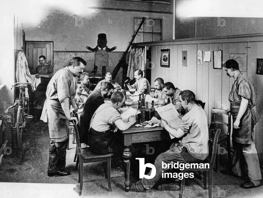 Workers during a break, 1905 (b/w photo)
