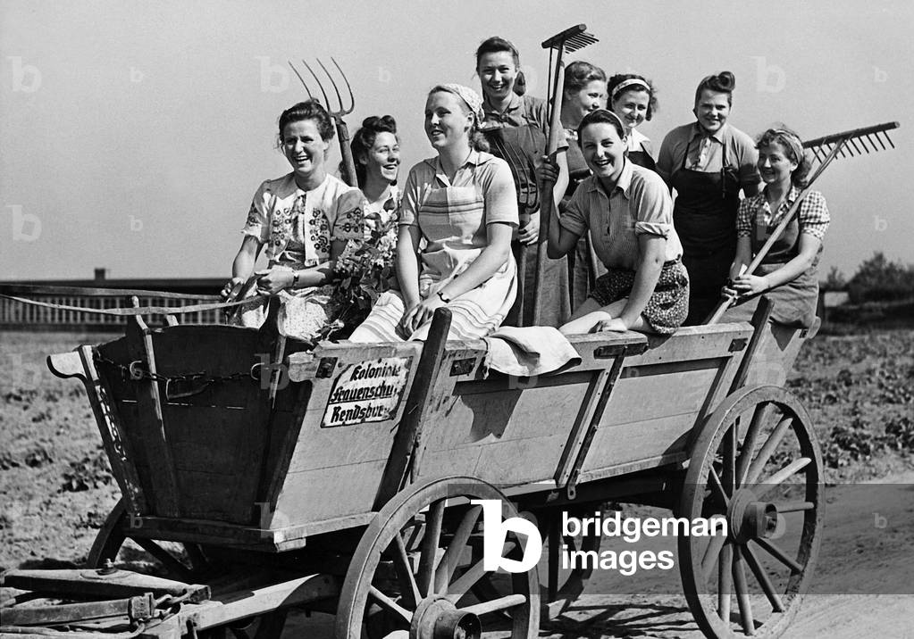 Women of the colonial women school in Rendsburg on their way to field work, 1941 (b/w photo)