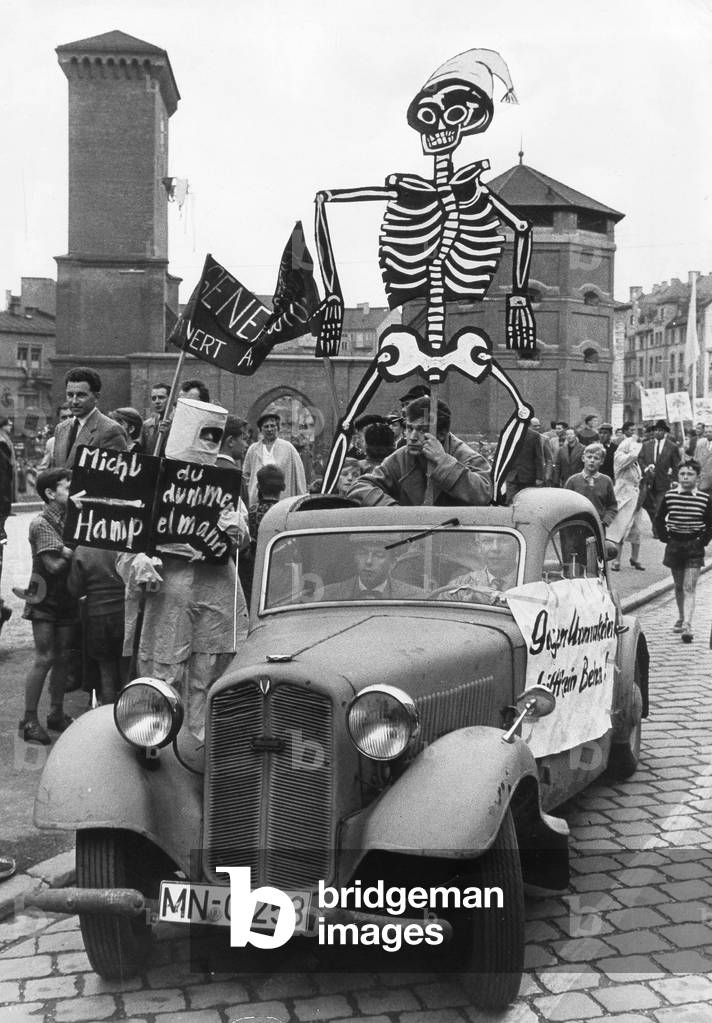 Demonstration against nuclear weapons in Munich, 1958 (b/w photo)