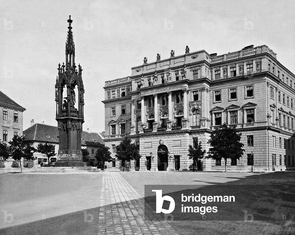 Hentzi statue and the Ministry of Defence in Budapest (b/w photo)