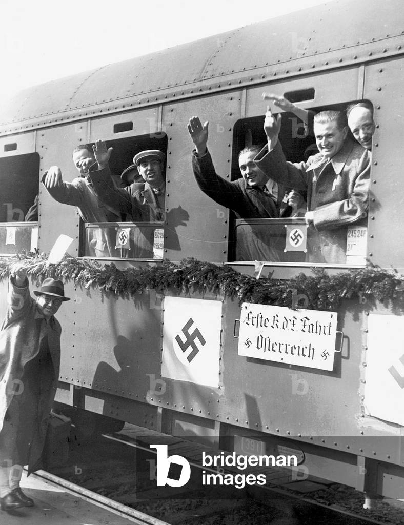 Austrians take a train trip with the KdF organization, 1938 (b/w photo)