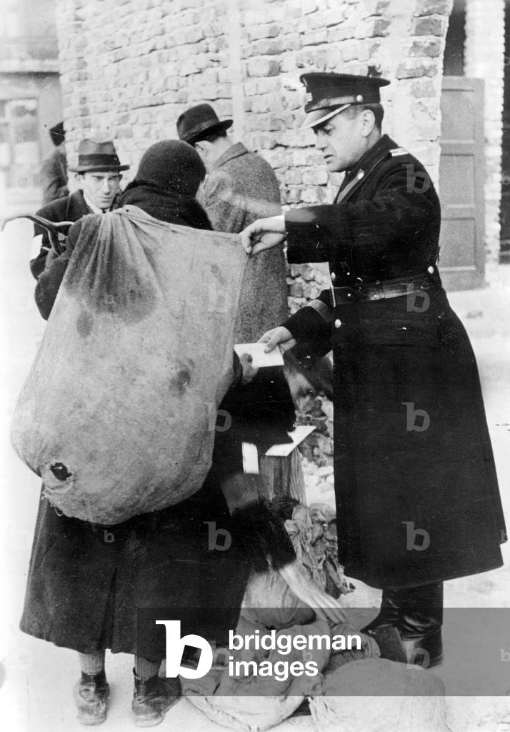 Control of baggage at the Warsaw ghetto, 1941 (b/w photo)