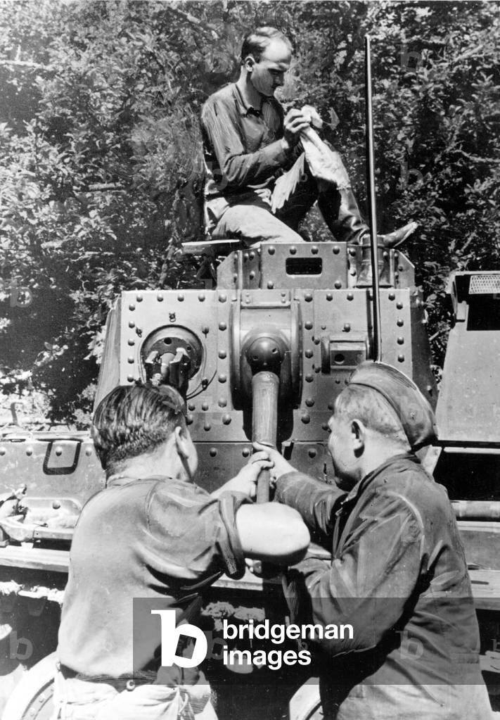 German tank crew cleaning the gun barrel, 1940 (b/w photo)