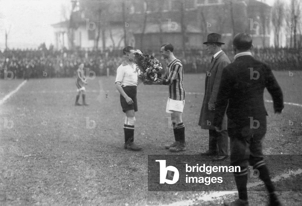 Football match between the Milan football club 'Internationale' and the SpVgg Fuerth, 1921 (b/w photo)