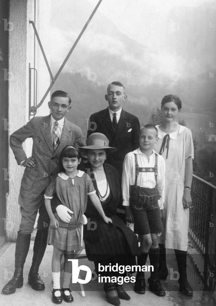 Hermine Reuss Elder Line with her five children in Berchtesgaden, 1925 (b/w photo)