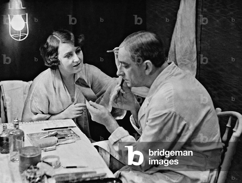 Valerie von Martens and Curt Goetz in a dressing room, 1931 (b/w photo)