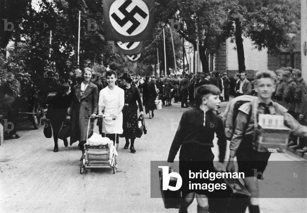 Remigrants in the Saarland, 1940 (b/w photo)