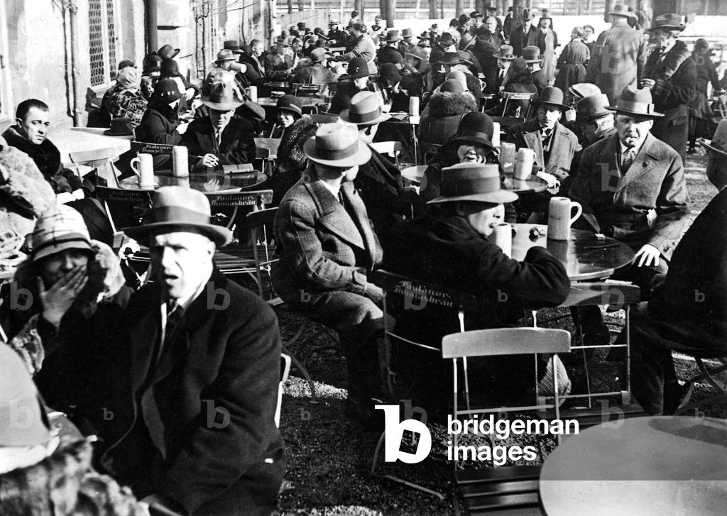 Salvator Anstich' tapping of the first dark beer) in Munich (1931) (b/w photo)
