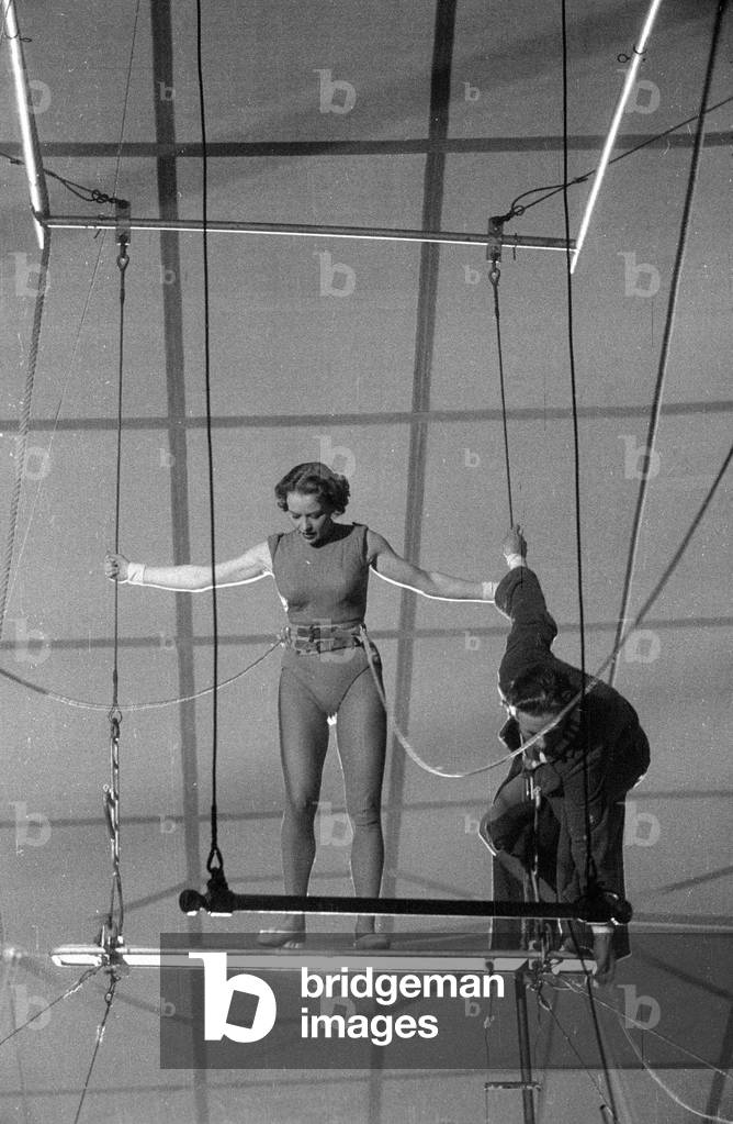 Germaine Damar during a shooting, 1954 (b/w photo)