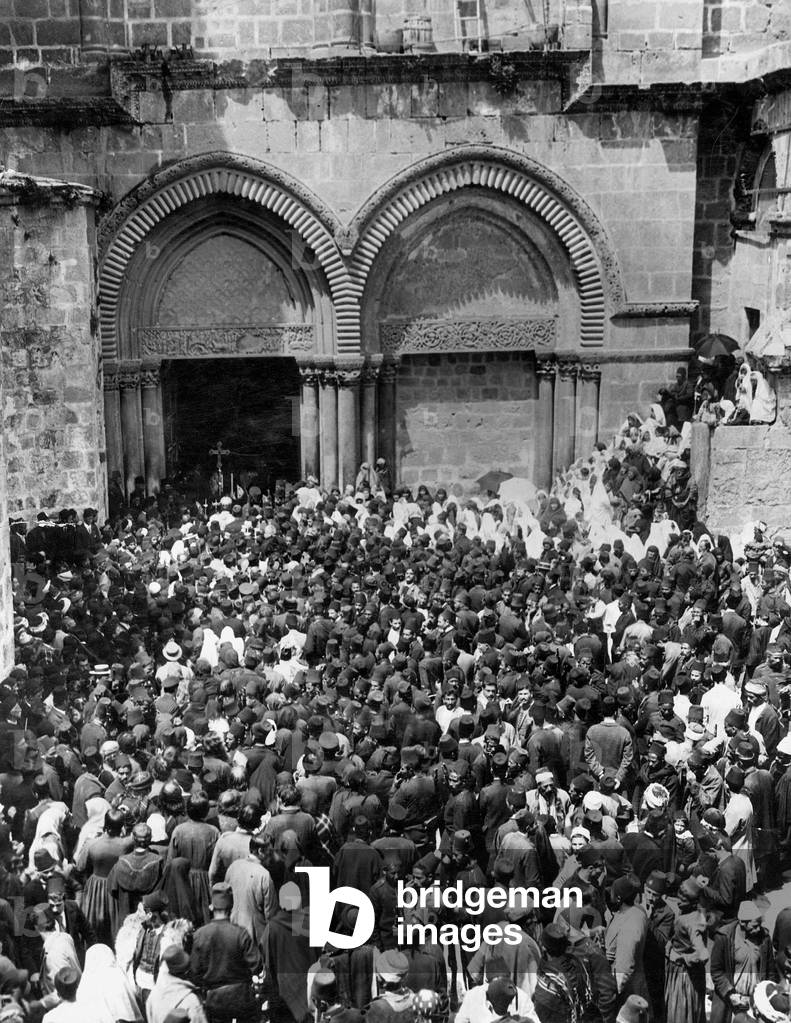 Crowd on Easter Sunday in front of the Church of the Holy Sepulchre in Jerusalem, 1928 (b/w photo)