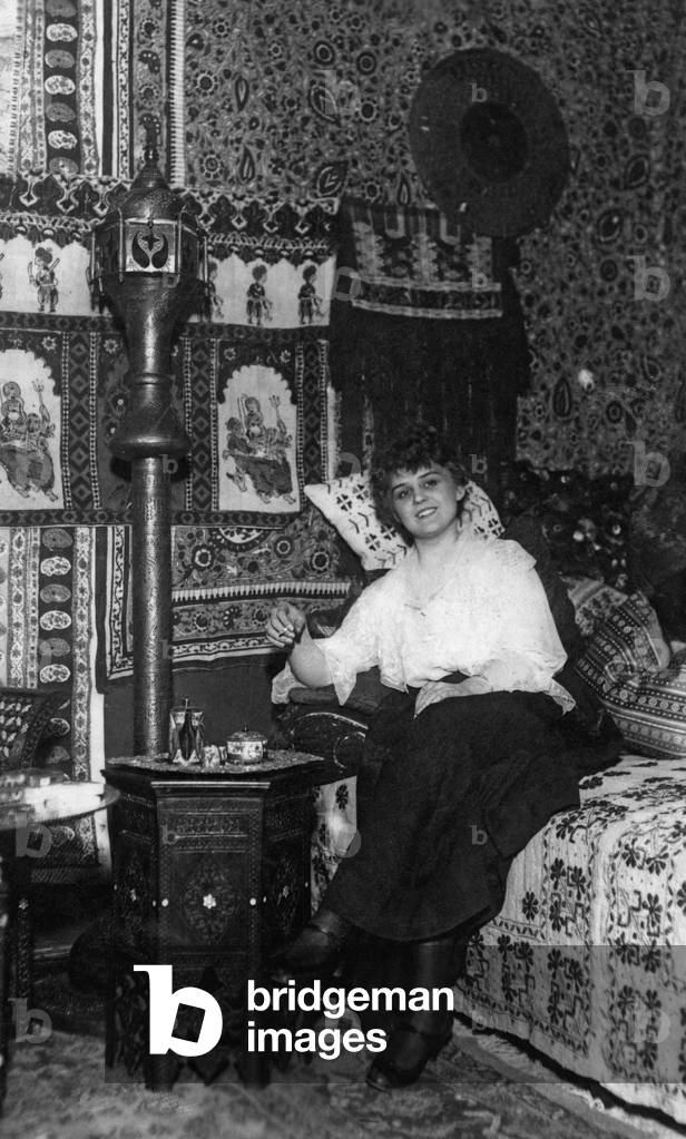 The Berlin singer Rosa Felsegg, 1917 (b/w photo)