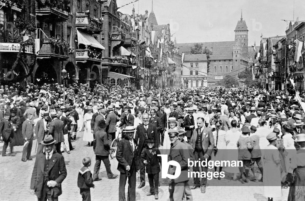 Marienburg on the day of the referendum, 1920 (b/w photo)