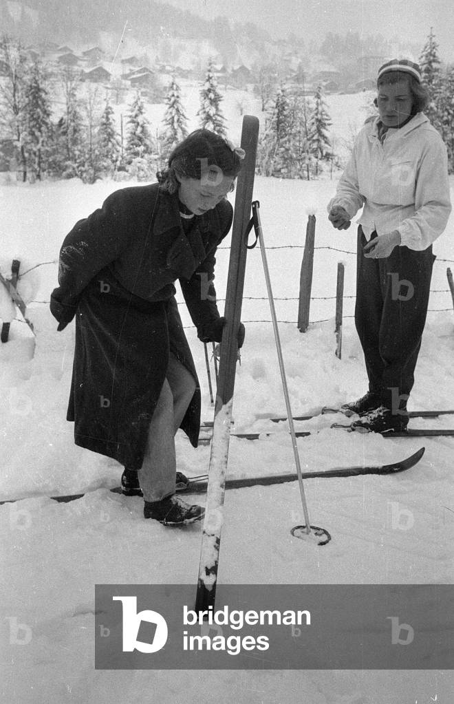 Preparations for the cross-country skiing competition of women in Grindelwald, 1954 (b/w photo)