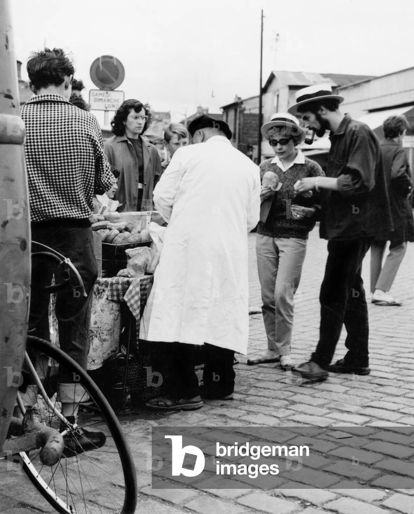 Snack bar at a flea market in Paris, 1959 (b/w photo)