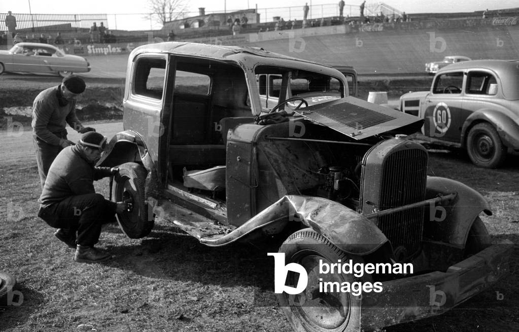 Makeshift repairs on the cars of the stock car race, 1954 (b/w photo)