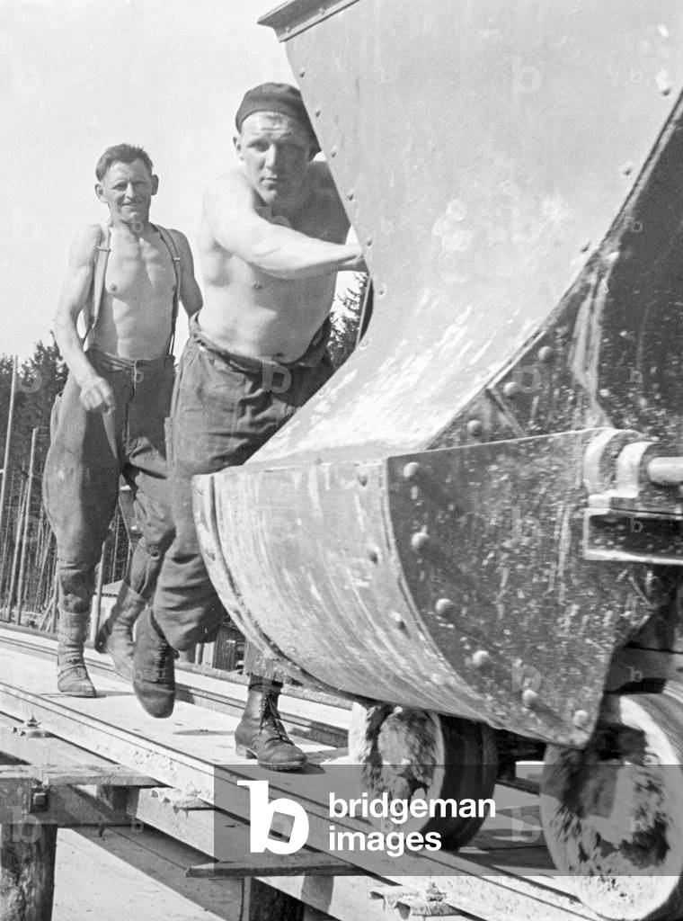 Men of the Voluntary Labour Service (FAD) fighting against unemployment, around the 1930s