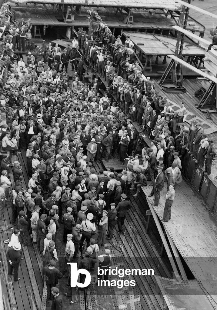 Workers at the port of Kearney, 1931 (b/w photo)