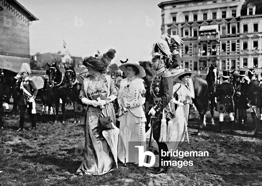 Alexandra Viktoria and Sophie Charlotte in Berlin, 1913 (b/w photo)