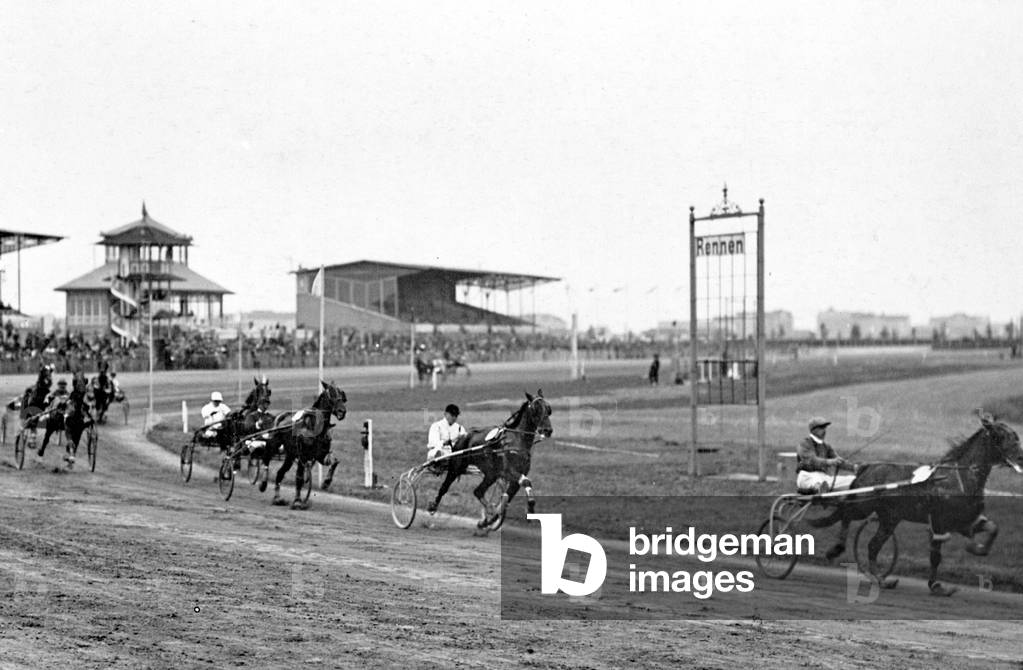 Harness racing in Mariendorf, 1915 (b/w photo)