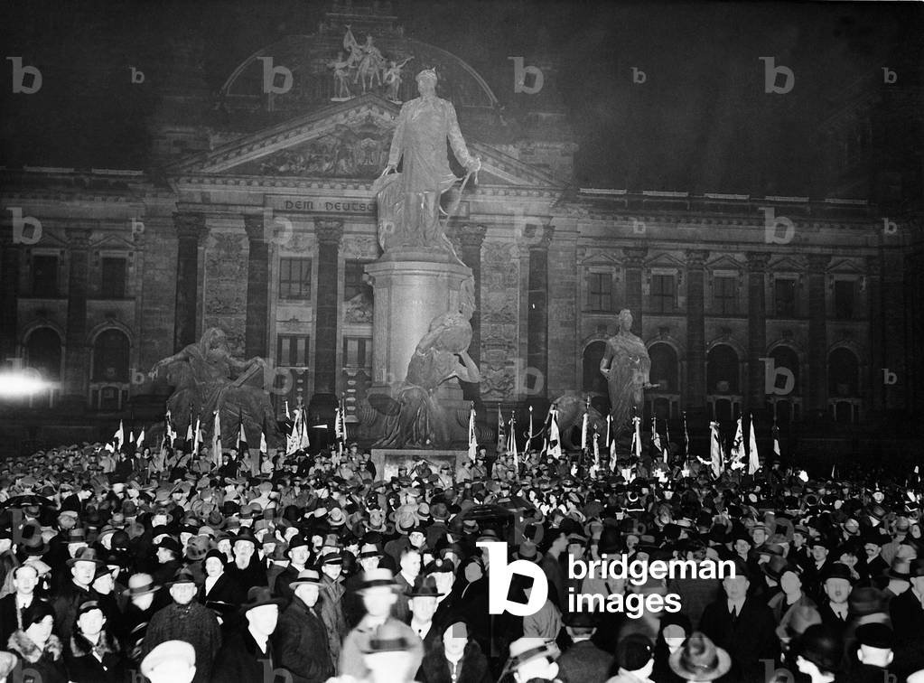Bismarck rally by the German National People's Party at the Bismarck memorial in front of the Berlin Reichstag, 1933 (b/w photo)