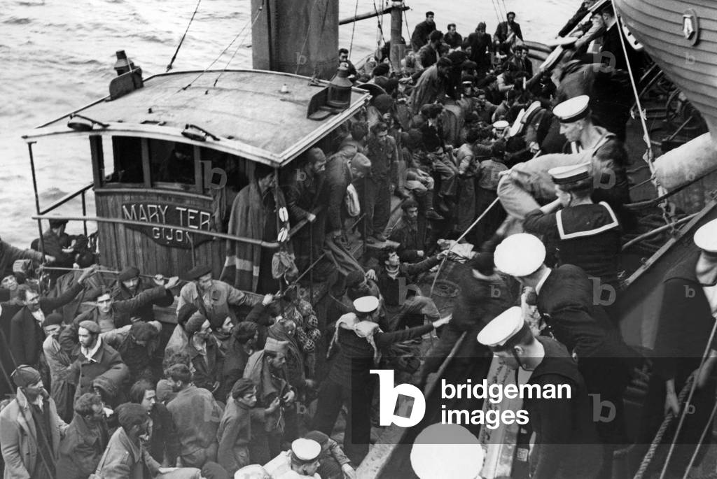 Evacuation of Republican soldiers in the Port of Gijon, 1937